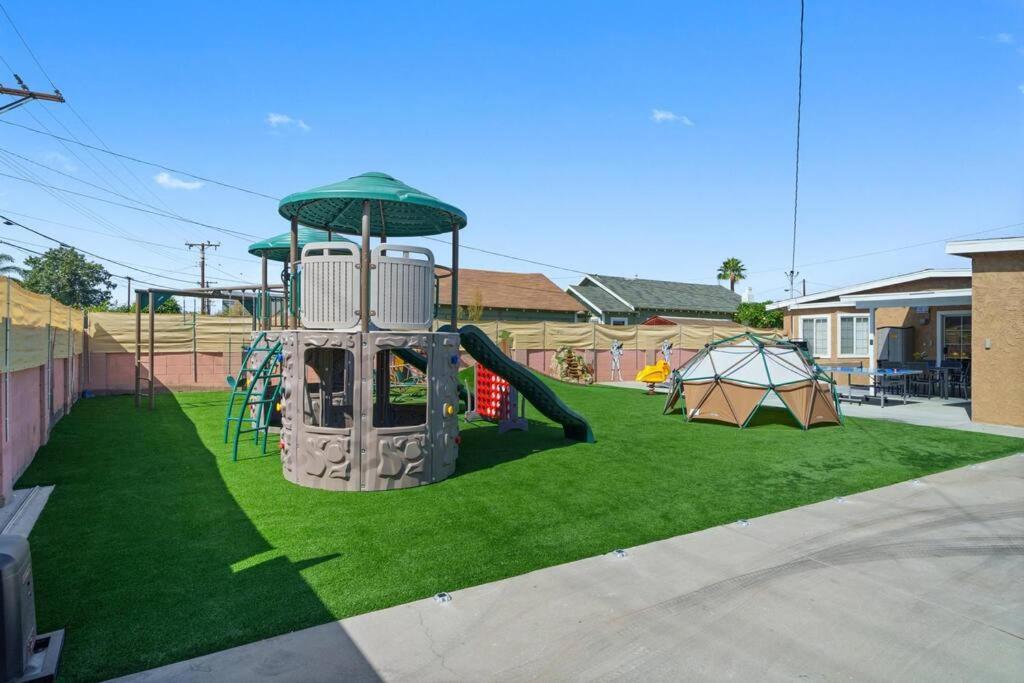 Holiday home Galactic Dream: Arcade, Theater, Minigolf, & More! *